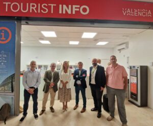 Paula Llobet visita la oficina de turismo de Valencia en el Aeropuerto de Manises